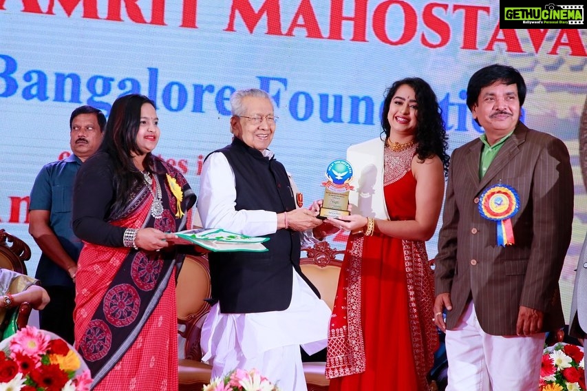 Apsara Rani Instagram - I’m so overwhelmed and grateful to receive a memento from GOVERNOR OF ANDHRA PRADESH Shri Biswabhusan Harichandan ji🙏🏻 . . . #biswabhusanharichandan #andhrapradeshgovernor #andhragovernor #governmentofindia #andhragovernment