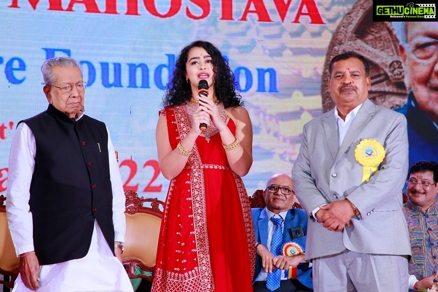 Apsara Rani Instagram - I’m so overwhelmed and grateful to receive a memento from GOVERNOR OF ANDHRA PRADESH Shri Biswabhusan Harichandan ji🙏🏻 . . . #biswabhusanharichandan #andhrapradeshgovernor #andhragovernor #governmentofindia #andhragovernment
