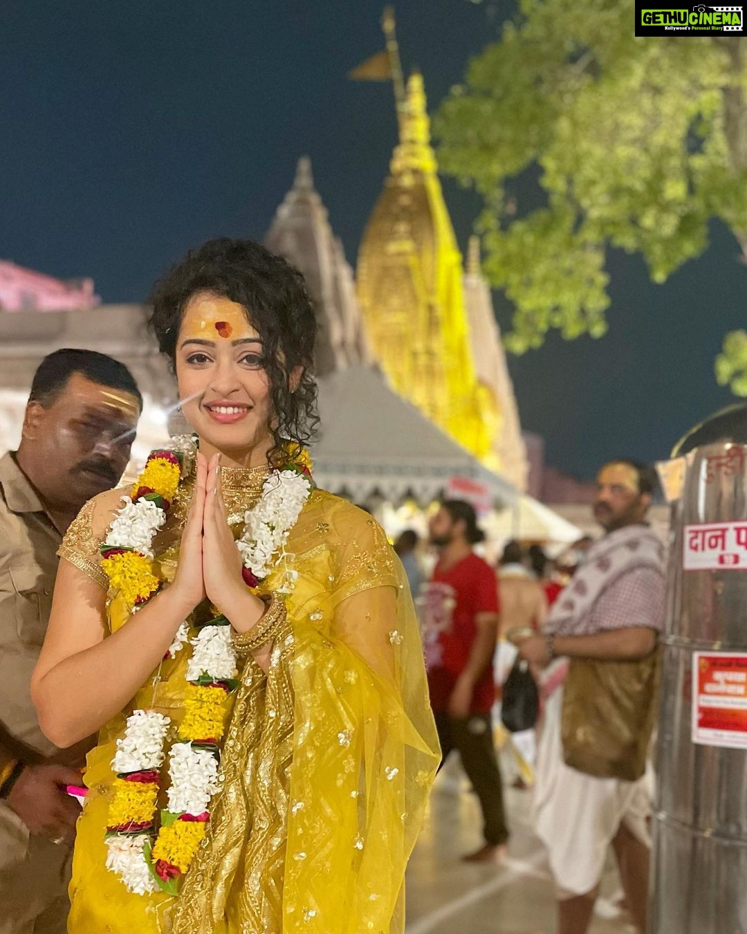 Apsara Rani Instagram - Shri Kashi Vishwanath Darshan🙏🏻 Om Namah Sivaay🙏🏻🧿 Kashi Vishwanath Mandir II काशी विश्वनाथ मन्दिर II