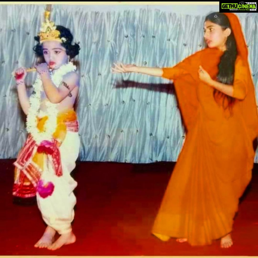 Apsara Rani Instagram - Happy Janmastami🙏🏻❤️😍🦚 I Loved playing Krishna always😍 #throwback #janmashtami Choreography, Mua, Designer, stylist @maharana_sandhya 😘❤️