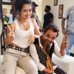 Apsara Rani Instagram - Lucky to be around him! Had a crazy time shooting with the one and only @rajpalofficial ! #behindthescenes #bts #dangerousrgv #apsararani #rajpalyadav #ramgopalvarma Goa, India