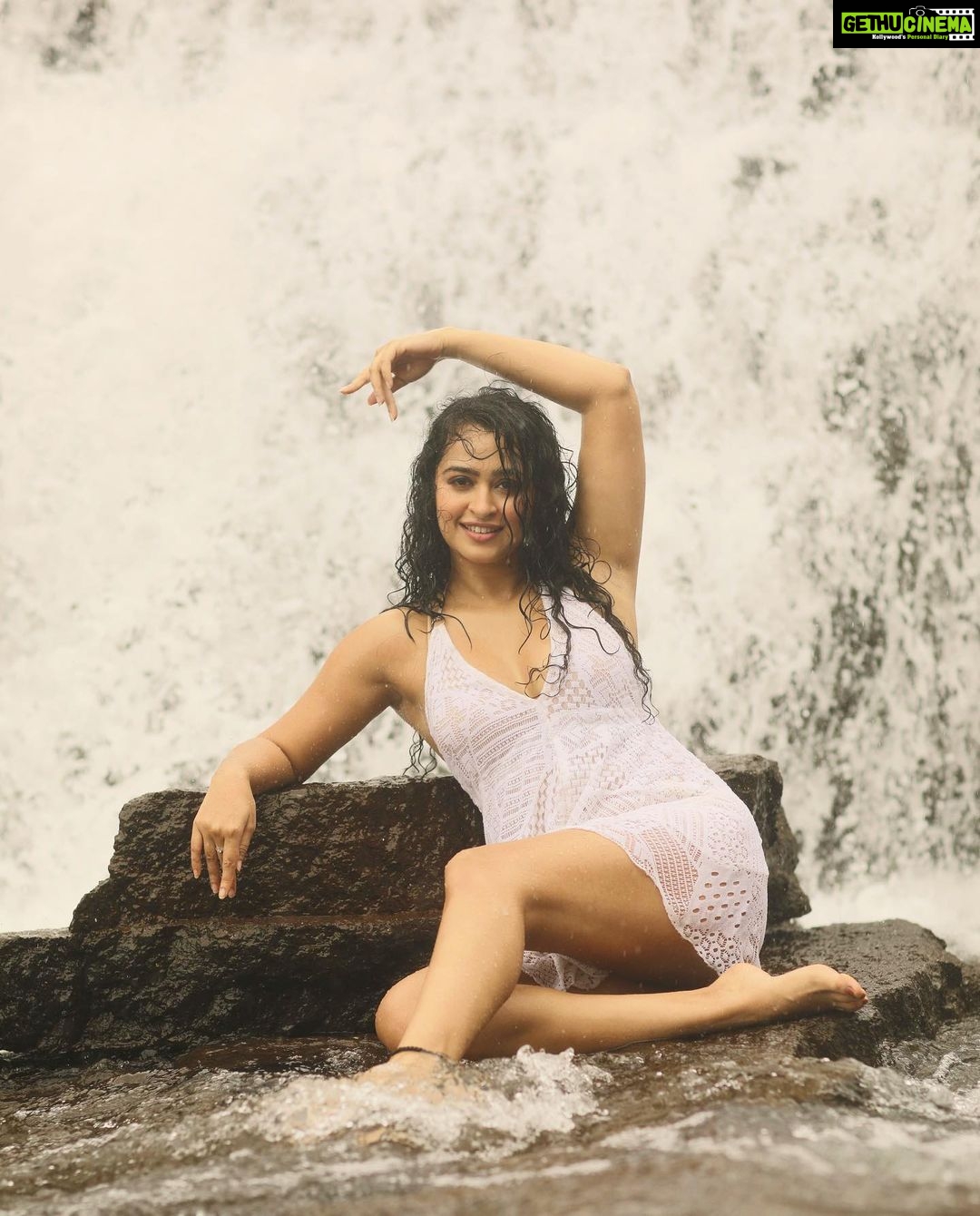 Apsara Rani Instagram - I’m bringing sexy back! . . . . #apsara #apsararani #latepost #monsoons #missmonsoons #waterfall #naturelovers