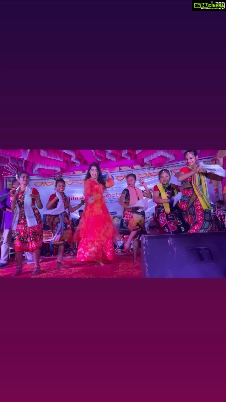Apsara Rani Instagram - Rangobati dance with these talented kids of Bilasuni💃❤️ Thank you Mr Badri Mahapatra, Industrialist and president for inviting me for Bilasuni Mahotsav🙏🏻 . . . #odisha #odiyagirl #rangobati #apsararani