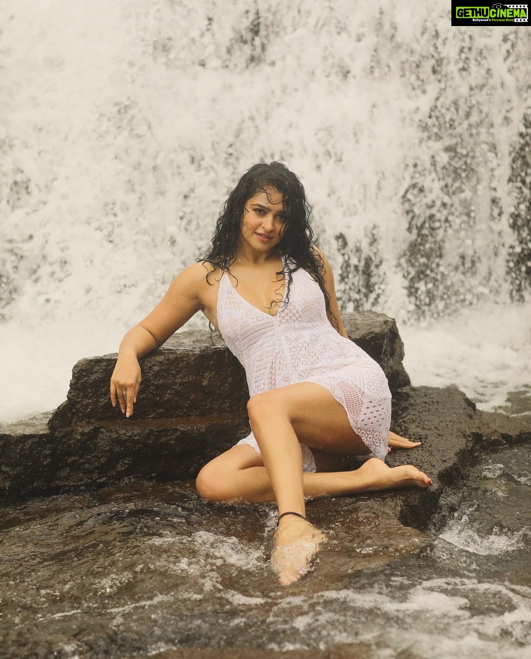 Apsara Rani Instagram - I’m bringing sexy back! . . . . #apsara #apsararani #latepost #monsoons #missmonsoons #waterfall #naturelovers