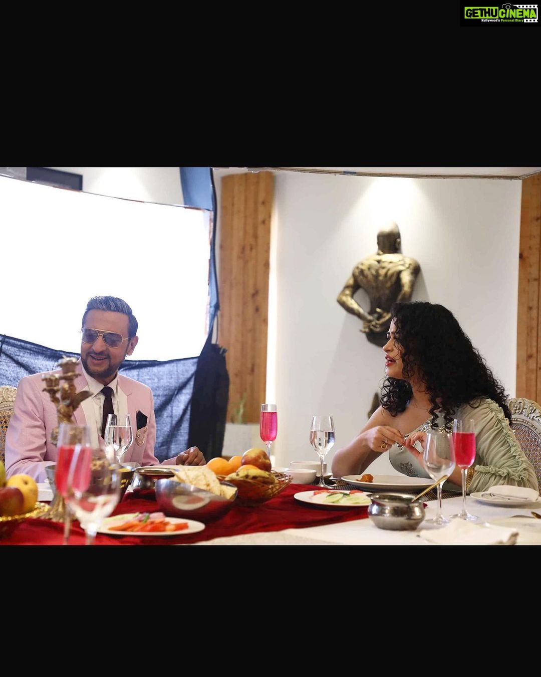 Apsara Rani Instagram - Sharing some onscreen father-daughter duo bts from my upcoming movie ‘PYAARA KULHAD’🫶 @gulshangrover @abhishekchadhadirector . . . #actorlife #behindthescenes #apsara #apsararani #pyaarakulhad #hindimovie #cinema #shoot