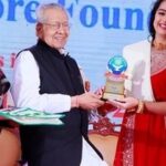 Apsara Rani Instagram - I’m so overwhelmed and grateful to receive a Memento from GOVERNOR OF ANDHRA PRADESH Shri Biswabhusan Harichandan ji🙏🏻 . . . #biswabhusanharichandan #andhrapradeshgovernor #andhragovernor #governmentofindia #andhragovernment