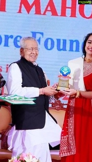 Apsara Rani Instagram - I’m so overwhelmed and grateful to receive a Memento from GOVERNOR OF ANDHRA PRADESH Shri Biswabhusan Harichandan ji🙏🏻 . . . #biswabhusanharichandan #andhrapradeshgovernor #andhragovernor #governmentofindia #andhragovernment