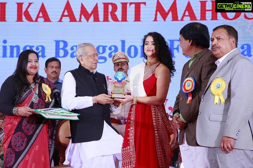 Apsara Rani Instagram - I’m so overwhelmed and grateful to receive a memento from GOVERNOR OF ANDHRA PRADESH Shri Biswabhusan Harichandan ji🙏🏻 . . . #biswabhusanharichandan #andhrapradeshgovernor #andhragovernor #governmentofindia #andhragovernment