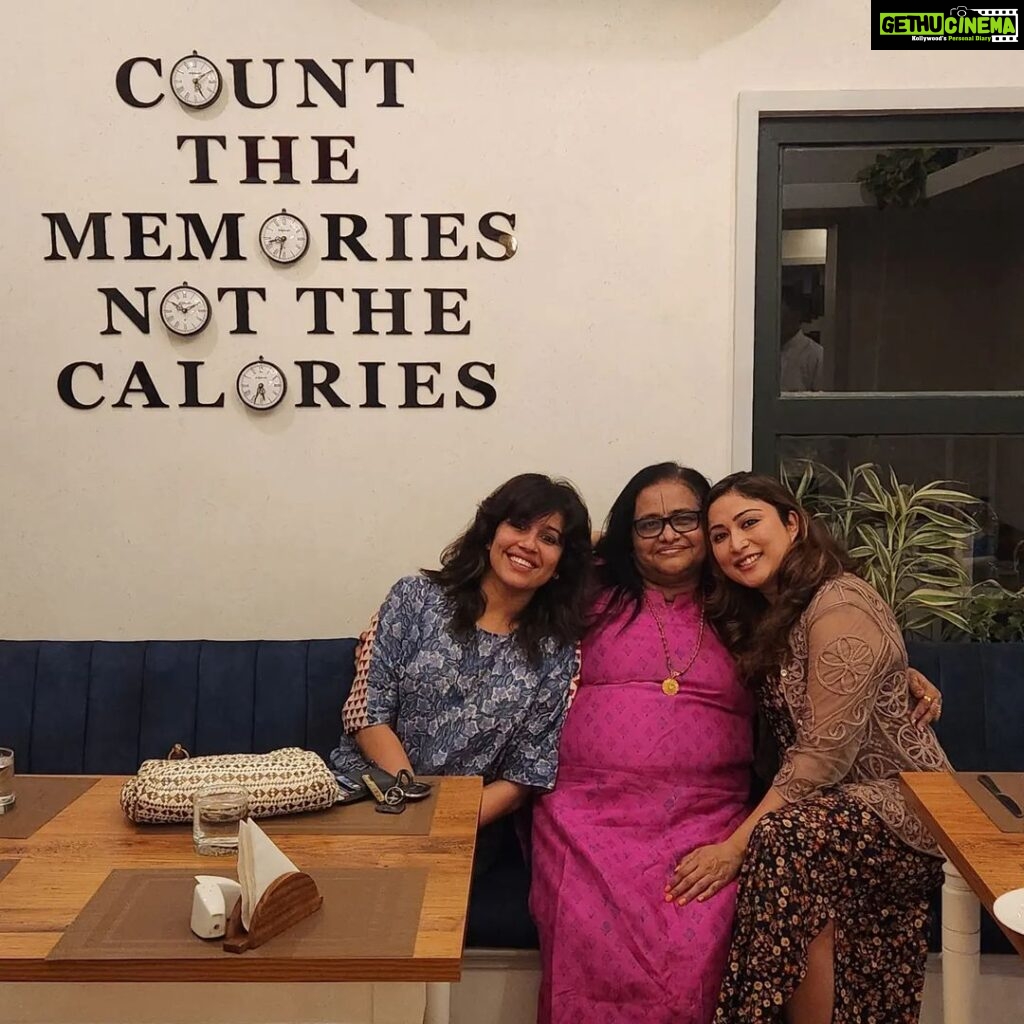 Archana Suseelan Instagram - Happiness is meeting an old friend after long time and feeling that nothing has changed 🥰🥰 Love you Didi and Amma 🤗 Summer Town Resto Cafe