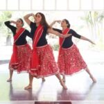 Archana Suseelan Instagram - Chikni Chameli.... . . . #dancereels #danceindia #celebrity #celebritylifestyle #malayalamcinema #choreo #choreographer #dancersofinstagram #dancers #bollywoodsongs #bollywoodhot #desigirls #desigirlswag #reelkarofeelkaro #reelitfeelit❤️❤️ #costume #rythm #dancekochi Choreo: @kapzsush1915 @archana_suseelan @reaah10 @cues_nest