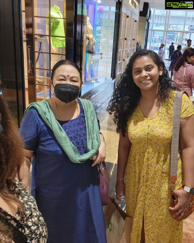 Archana Suseelan Instagram - Shopping time 🤩 with mom @leenasuseelan and sweet sister in law @arpitha_gowda22 #shopping #bangalore #familytime #phoenix #shoppinglovers Phoenix Marketcity Bangalore