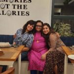 Archana Suseelan Instagram - Happiness is meeting an old friend after long time and feeling that nothing has changed 🥰🥰 Love you Didi and Amma 🤗 Summer Town Resto Cafe