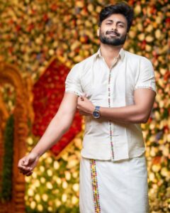 Ashwin Kumar Instagram - பட்டாசு போல கவலைகள் சிதறிட..
மத்தாப்பு போல மகிழ்ச்சிகள் மலர்ந்திட..
அனைவருக்கும் இனிய
தீபாவளி நல்வாழ்த்துக்கள்!! 🪔🧨🎇

📸 Sundar Photography
🥼 @anushaa13