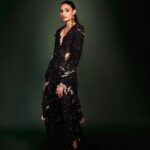Athiya Shetty Instagram - An @anamikakhanna.in girl at the spectacular @nmacc.india 💚 Styling: @stylebyami @anoooooshka Wearing: @anamikakhanna.in @amrapalijewels @shriparamanijewels Beauty: @simrangidwanii @kunjsharma_hair photography: @frontrowgypsy
