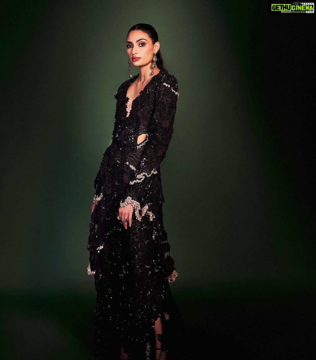 Athiya Shetty Instagram - An @anamikakhanna.in girl at the spectacular @nmacc.india 💚 Styling: @stylebyami @anoooooshka Wearing: @anamikakhanna.in @amrapalijewels @shriparamanijewels Beauty: @simrangidwanii @kunjsharma_hair photography: @frontrowgypsy