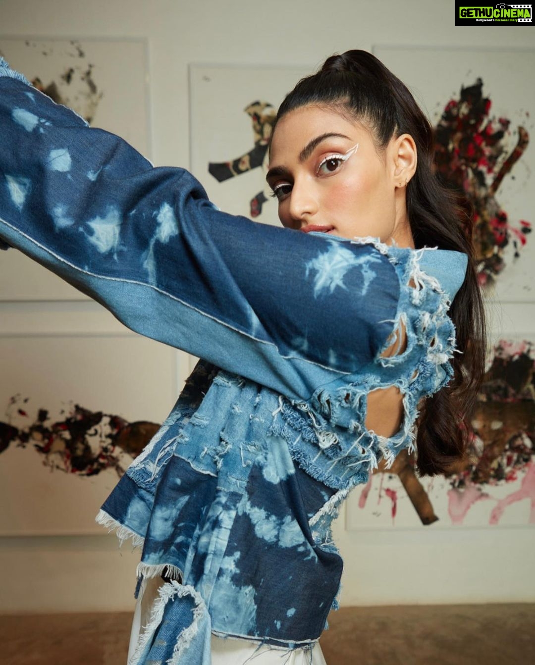 Athiya Shetty Instagram - Hello, @hellomagindia! Editor: Ruchika Mehta @ruchikamehta05 Interview: Nayare Ali nayareali Photos: Rahul Jhangiani @rahuljhangiani Creative Director: Avantikka Kilachand @avantikkak Fashion Editor: Sonam Poladia @sonampoladia Junior Stylist: Anushree Sardesai @anushree_sardesai Hair & Make-Up: Namrata Soni @namratasoni Wardrobe Courtesy: AK-OK @akok.in Artist’s Publicity: Straight Talk Communications @straighttalkcomm