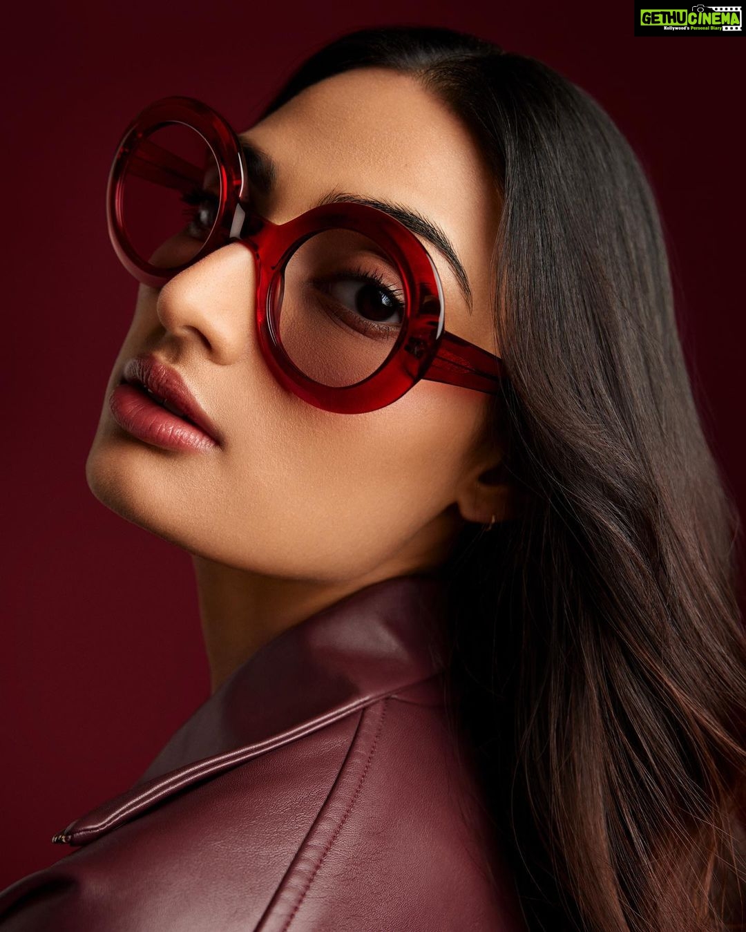 Athiya Shetty Instagram - I woke up like this - in ace eye-catchers by @johnjacobseyewear 👓 Sleek & minimal is the vibe of the season. Check out JJ’s Fall ‘22 edit to discover my autumn faves. #JohnJacobsXAthiyaShetty #JohnJacobsEyewear #FallCollection #FallCollection2022 #EyeFashion #NewLaunch