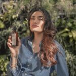 Athiya Shetty Instagram - What happens when your hairstylist cancels on you at the last moment? You improvise. Thanks to @nashiarganindia I can get ready in a jiffy for those impromptu plans or shoots. I can never leave home without my Nashi fix. Be your own hairstylist with Nashi Argan ❤️ #NashiLover