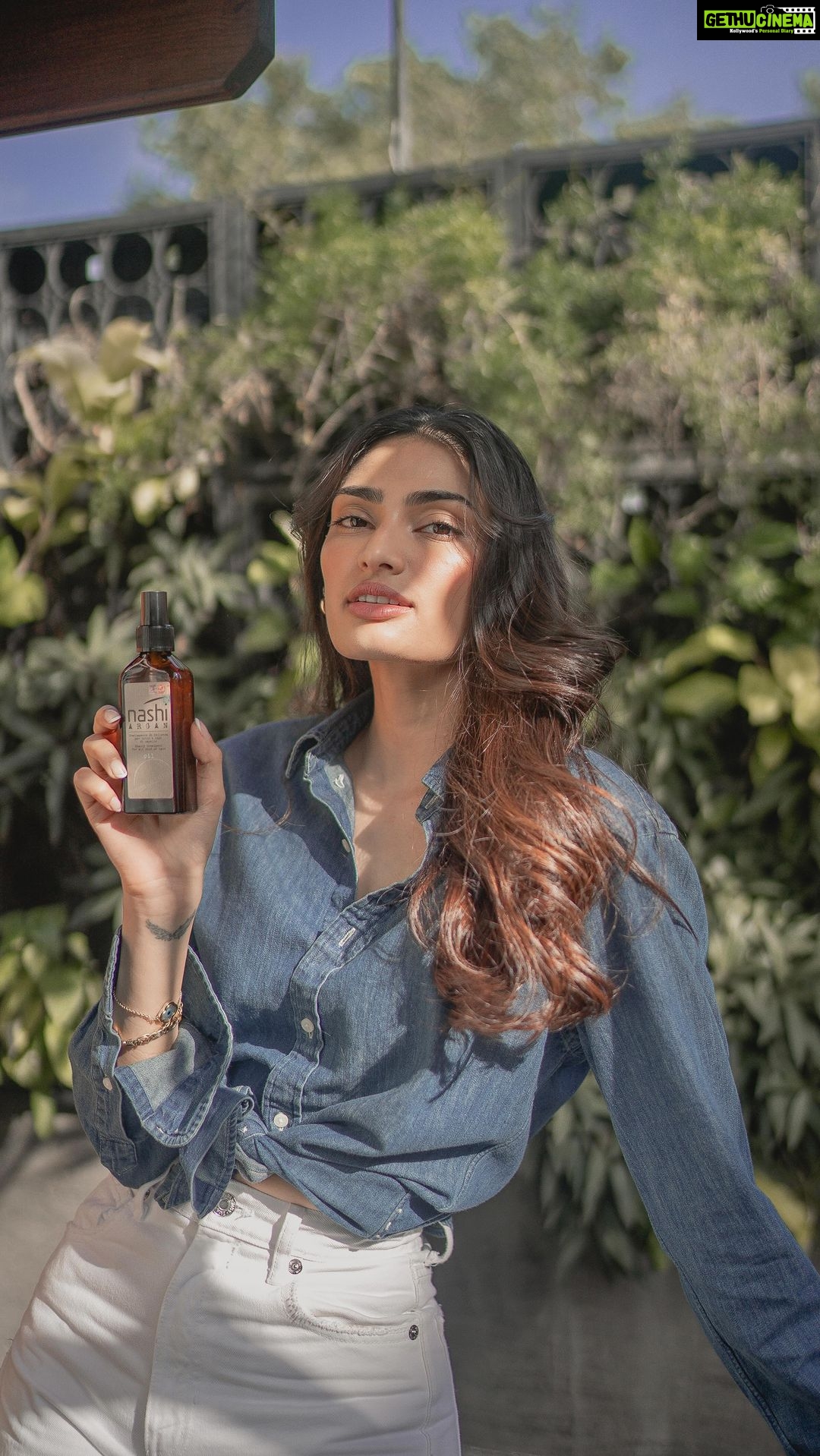 Athiya Shetty Instagram - What happens when your hairstylist cancels on you at the last moment? You improvise. Thanks to @nashiarganindia I can get ready in a jiffy for those impromptu plans or shoots. I can never leave home without my Nashi fix. Be your own hairstylist with Nashi Argan ❤️ #NashiLover