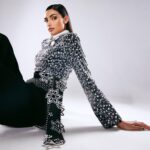 Athiya Shetty Instagram – Glamorous #ChivasAlchemy, an eclectic mixture of auras and genres celebrating the layers of time in couture, art, music, and cuisine. 🖤

#ChivasGlassware #collab #ChivasAlchemy #KaleidoscopeOfTime #ChivasAlchemy2023
