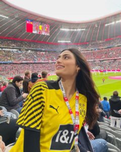 Athiya Shetty Instagram - @bvb09 all the way! Los geht’s! 🙌🏽

Catch us live on @sonysportsnetwork @bundesliga