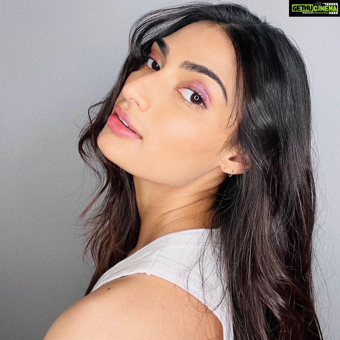 Athiya Shetty Instagram - on wednesdays… 🎀💗🐷