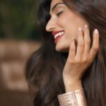 Athiya Shetty Instagram - Party season is here? Lucky for you, Lancôme has relaunched in India with a bang! Look your best at every event with Lancôme’s wide variety of products from skincare to makeup and fragrances. Now your favourite Lancôme products are exclusively available at Sephora! On me: Skincare: Lancôme Advanced Genefique Foundation: Tient Idole, shade Lipstick shade: L’Absolu Rouge Drama Matte Lip Stick - 505 Adoration Liner: Artliner Liquid Eyeliner Precision - 01 Black Vinyl Fragrance: La Vie Est Belle Eau De Parfum Link: https://sephora.nnnow.com/lancome #Ad @Lancomeofficial @sephora_india #LancomeIndia #NewLaunch #MySkinMyStrength
