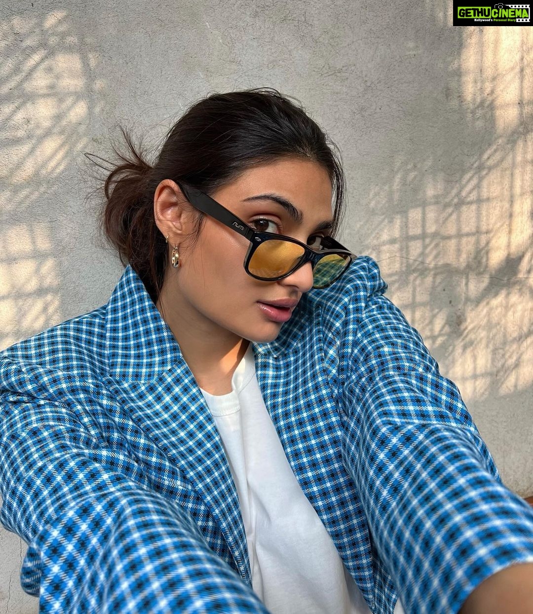 Athiya Shetty Instagram - happy weekend 🦕