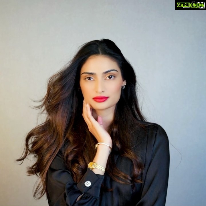 Athiya Shetty Instagram - @reneeofficial adding glam to my eyes, cheeks and lips with the revolutionary FAB FACE stick. Loving this 3-in-1 makeup stick that has become my go-to for looks that are convenient and professional, while being pocket-friendly. Just a single swipe to make every look complete ๐ Trust me, this is gonna change your makeup game forever. Get your own TODAY- Out now on www.reneecosmetics.in and Amazon India, Flipkart, Myntra, Nykaa & more. #ReneeCosmetics #FabFace #3in1BeautyStick #EyesCheeksLips #Makeup #Ad
