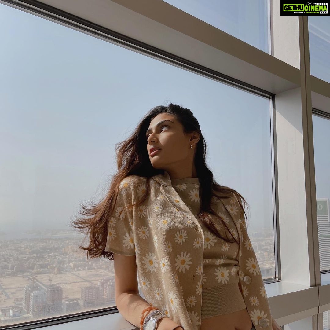 Athiya Shetty Instagram - pretending that I’m still here 🥲
