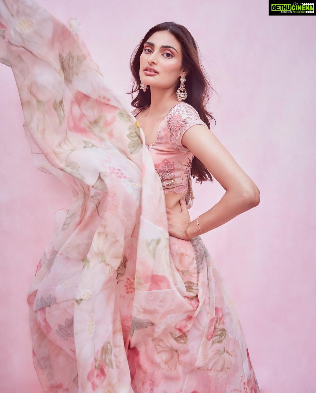 Athiya Shetty Instagram - weekend of love!! 💕