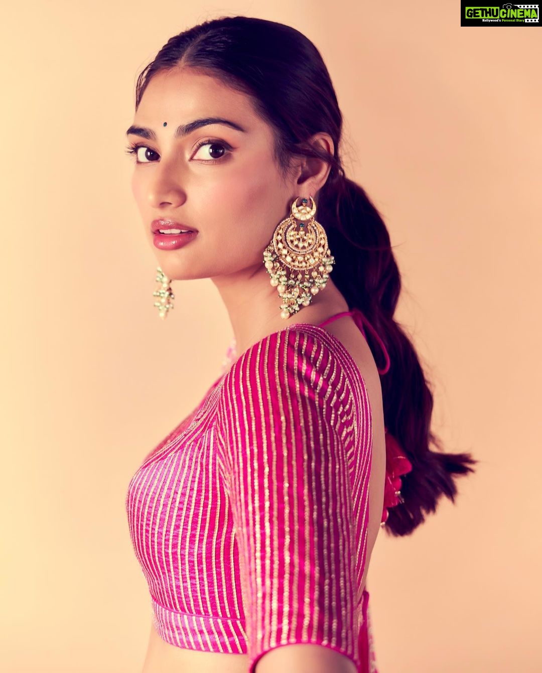 Athiya Shetty Instagram - weekend of love!! 💕