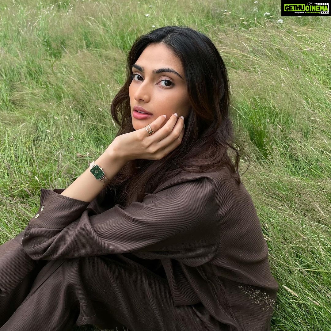 Athiya Shetty Instagram - The new Quadro watch from @danielwellington is striking from every angle š Time to get your wrist full with this contemporary rectangular timepiece. Also, the @danielwellington End Of Season sale is now live. Get upto 25% off on your favourite timepieces. Use my code ATHIYA to get an additional 15% off #danielwellington #ad