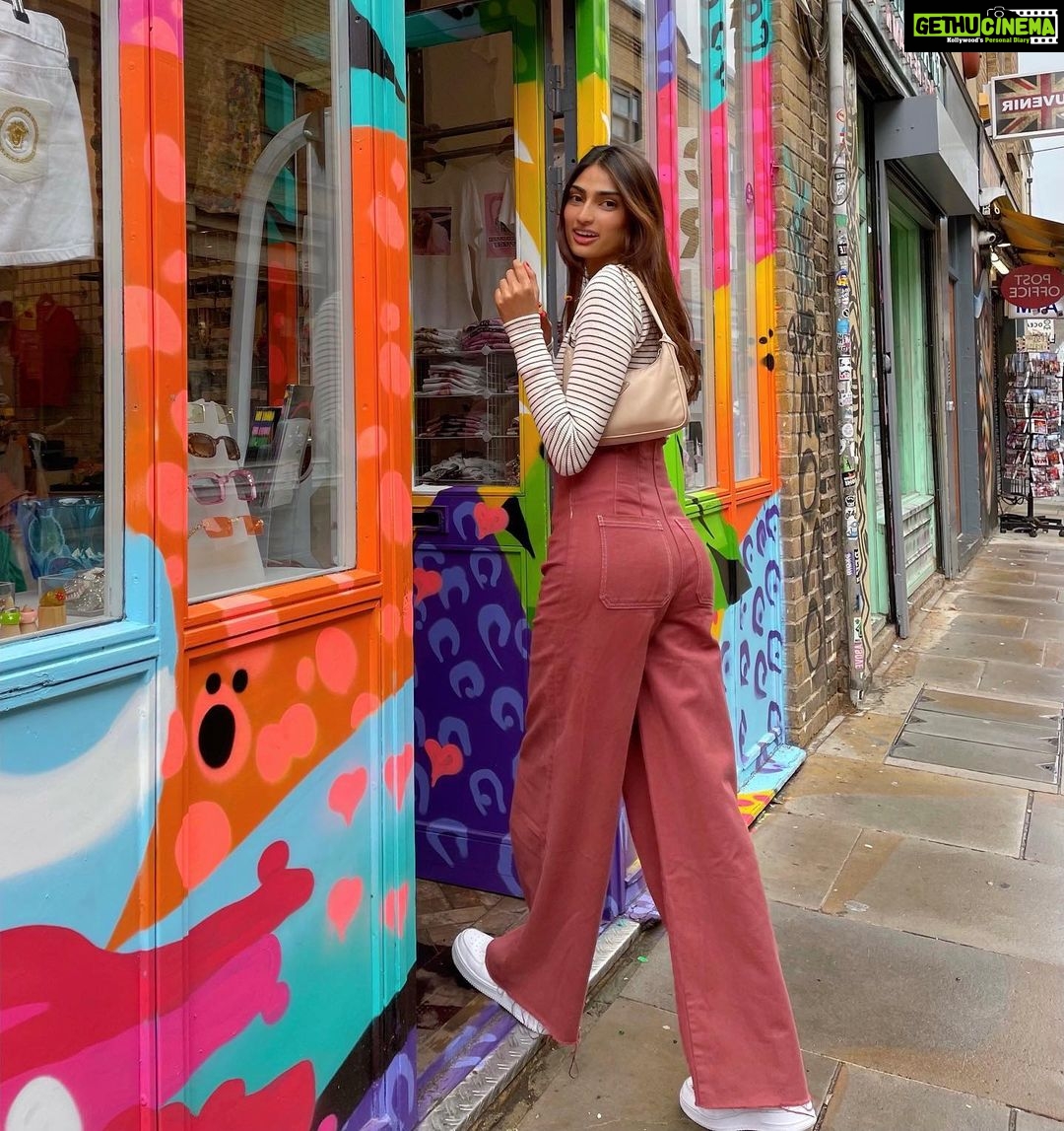 Athiya Shetty Instagram - thrifting and thriving 🌼