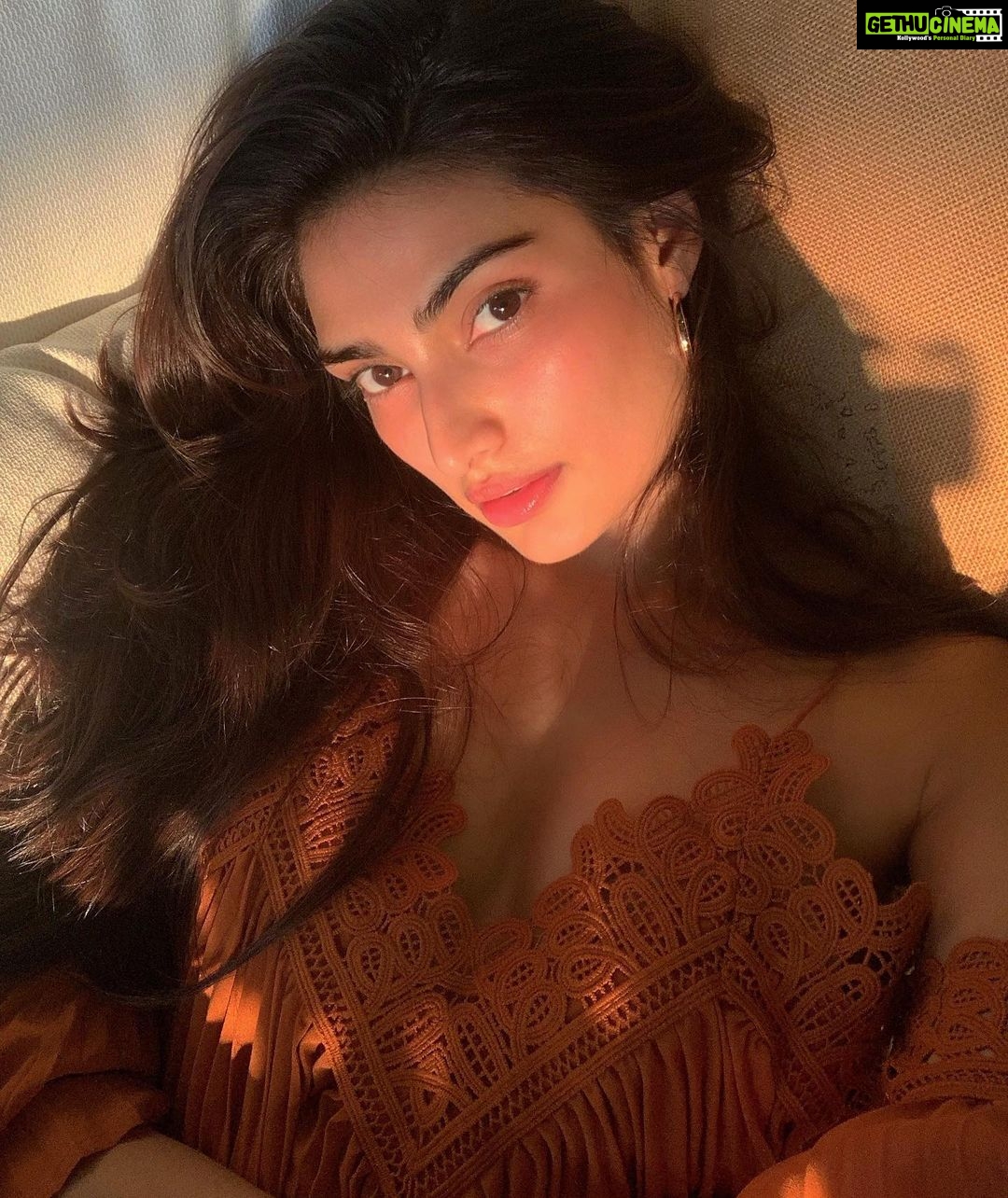 Athiya Shetty Instagram - a lover of sunsets