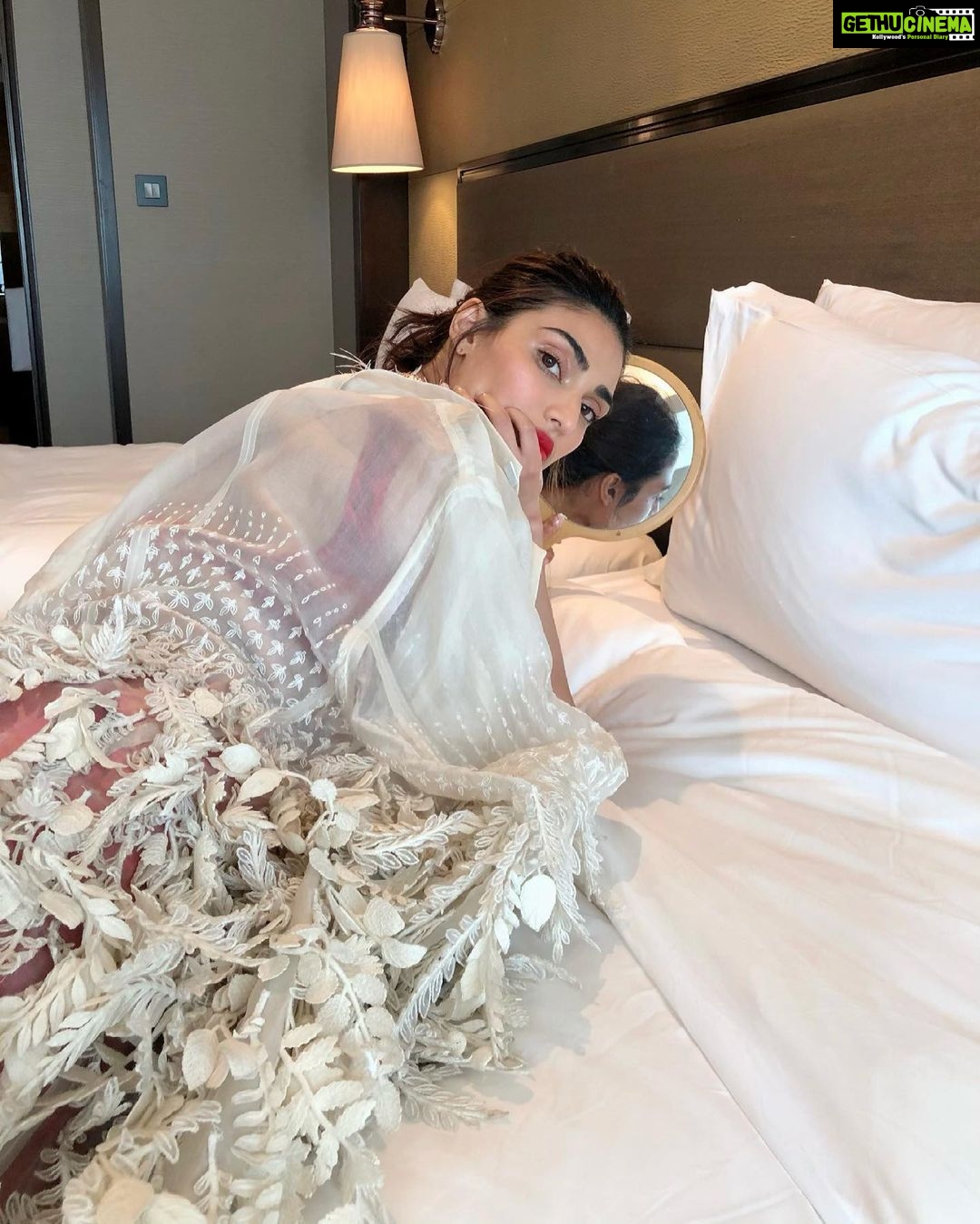 Athiya Shetty Instagram - roses are red, april is grey, i hope we can leave our houses properly in may! 🤞🏼