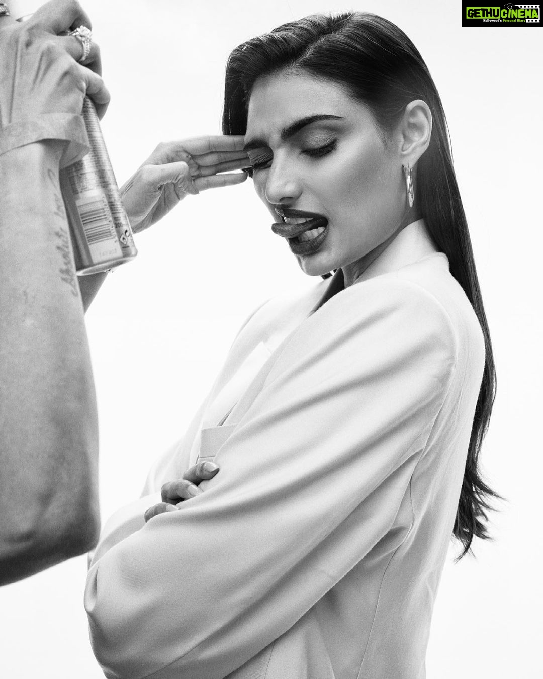 Athiya Shetty Instagram - team work makes the dream work 🤩