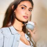 Athiya Shetty Instagram - I have always been looking for a moisturiser that hydrates and moisturises my skin without giving me that oily and sticky feeling. I got my hands on Dot & Key 72HR Hydrating Gel + Probiotics. It does the trick- giving me dewy, moisturised and hydrated skin! So if you’ve been looking for something like this, here’s your newest friend, no matter what your skin type. @dotandkey.skincare @miletalent #HealthyHydration #SkinHydration #Probiotics #DotAndKey #HappySkin #HappyMe