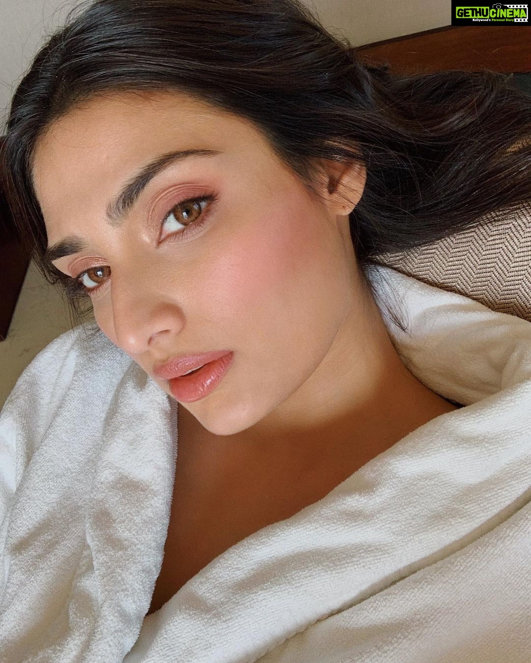 Athiya Shetty Instagram - what you know bout love 💗