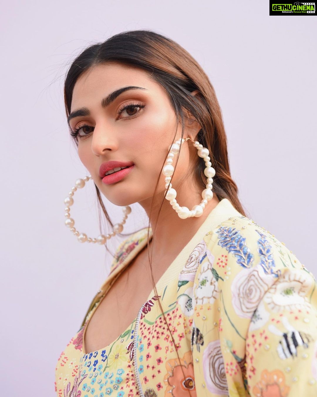 Athiya Shetty Instagram - @payalsinghal gives Indian wear an athleisure spin with her latest SS'21 collection ‘Kismet’ at @fdciofficial X @lakmefashionwk. made using @r.elan.official GreenGold fabric that is crafted from used PET bottles. @payalsinghal @lakmefashionwk @fdciofficial @r1seworldwide @r.elan.official #PSAthleisure #FDCIxLFW #LakmeFashionWeek #MiniPlayMegaSlay #changeisgood