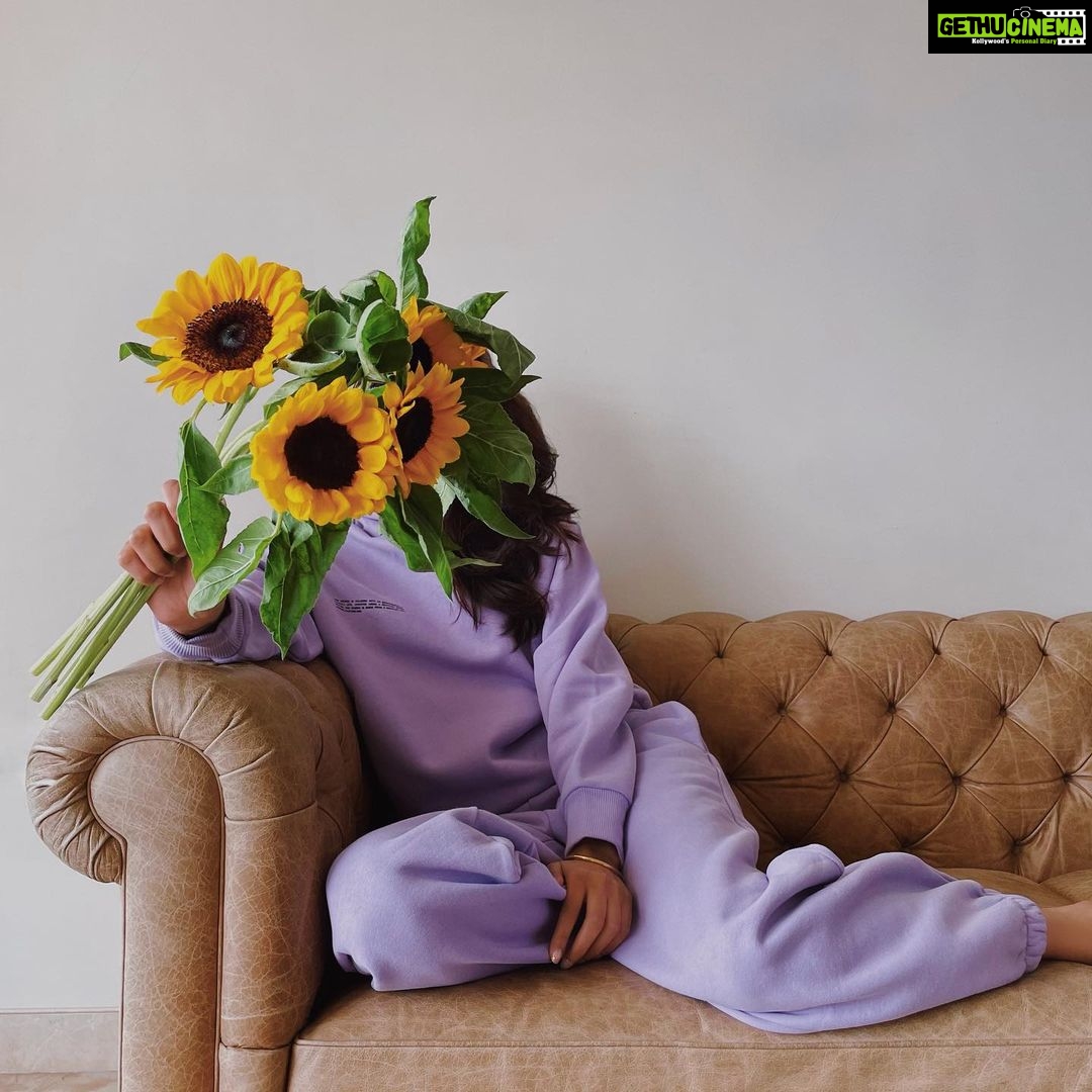 Athiya Shetty Instagram - flowers make me happy