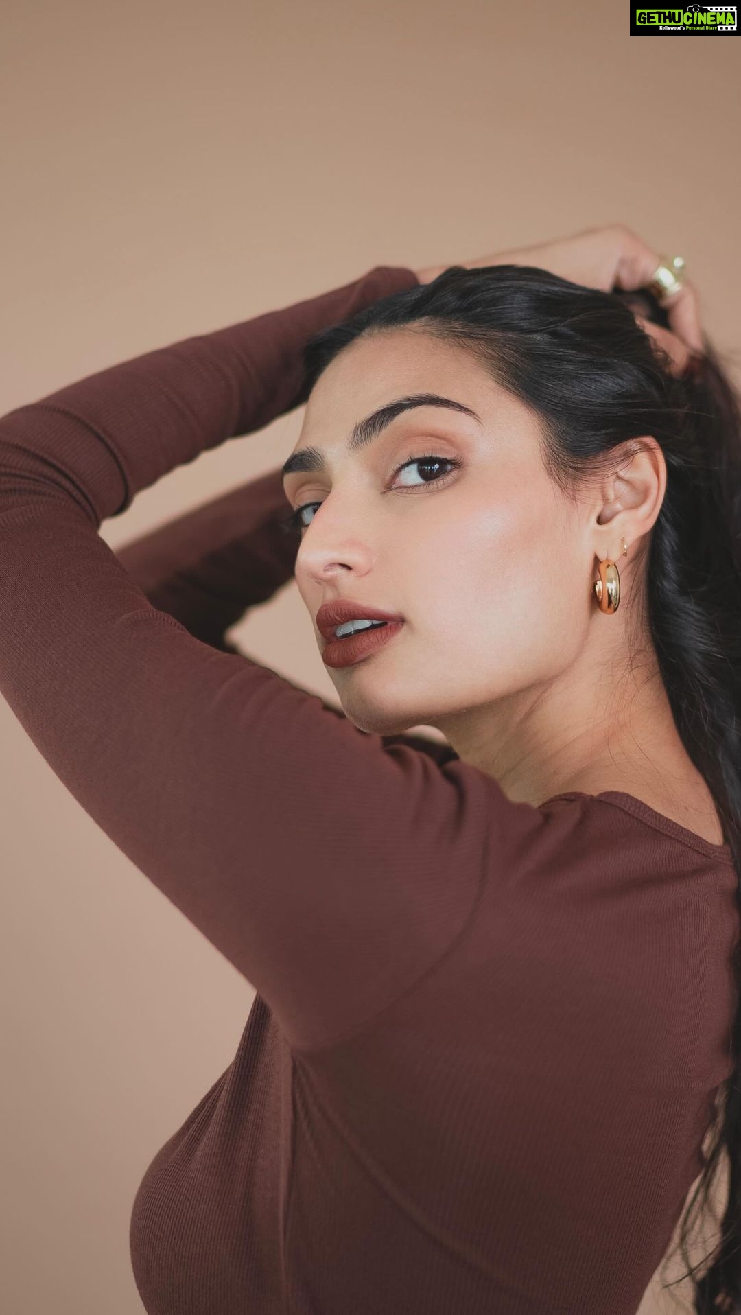 Athiya Shetty Instagram - #Collaboration Loved playing with these Twist & go matte lipsticks by @plumgoodness 💄 Swatched some of my favourite shades from this skin loving range! Listing them here for you- ✨She’s All Tan (123) ✨Witty in Pink (124) ✨Peach Year (125) ✨Dear Fiery (126) ✨Crimson Side (128) ✨Double Truffle (129) Get your favourites using my code ATHIYA ☺️ #SkinLovingMakeupByPlum #PlumGoodness