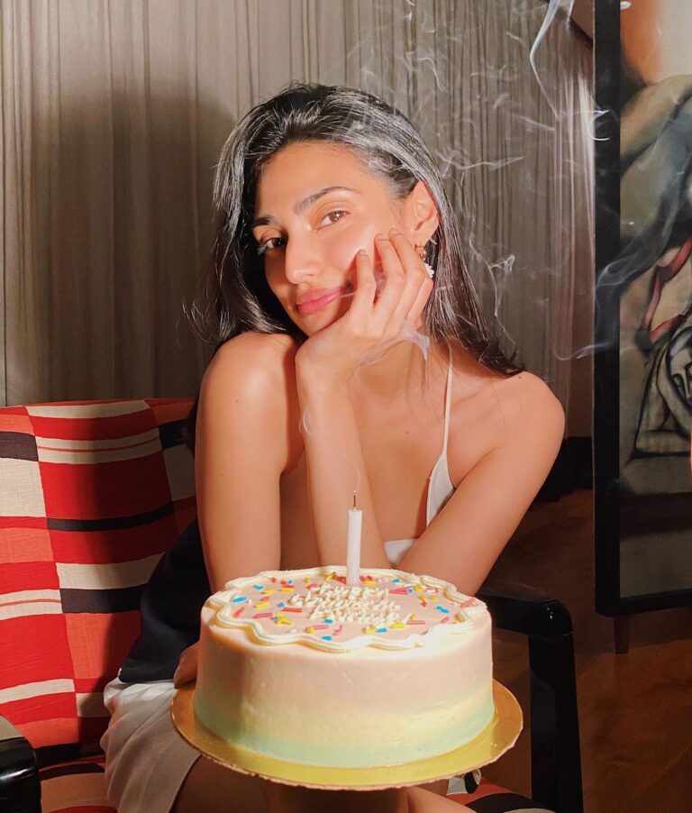 Athiya Shetty Instagram - counting all my blessings and so grateful for the love, thank you so much, my hearts full! 🧚🏼‍♀️✨💖