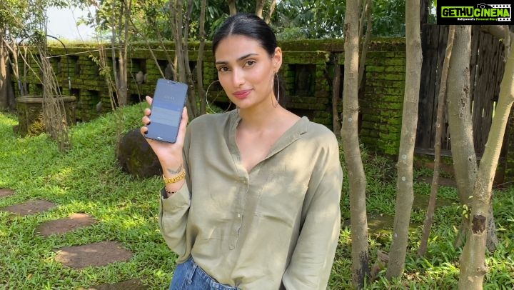 Athiya Shetty Instagram - Rasta chaahe chota ho ya bada, #NokiaC3 aapka saath kabhi nahi chodega. Aap bhi try karo the all new Nokia C3 and enjoy karo iske amazing features, power packed performance and stunning looks. @NokiaMobileIn, thank you guys, I am totally in love. 😍