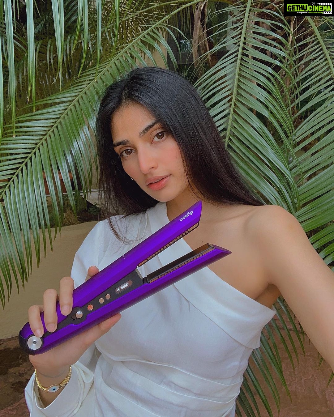 Athiya Shetty Instagram - i just tried the New Dyson Corrale π i love how easy it is to use, it does 50% less damage to the hair, it comes flight ready and itβs cordless. A new addition to my Everyday Essential π« @dyson_india #dysoncorrale