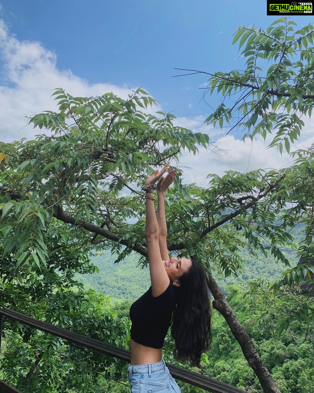 Athiya Shetty Instagram - if you deeply observe, everything is your teacher... 🤍 - qasim chauhan