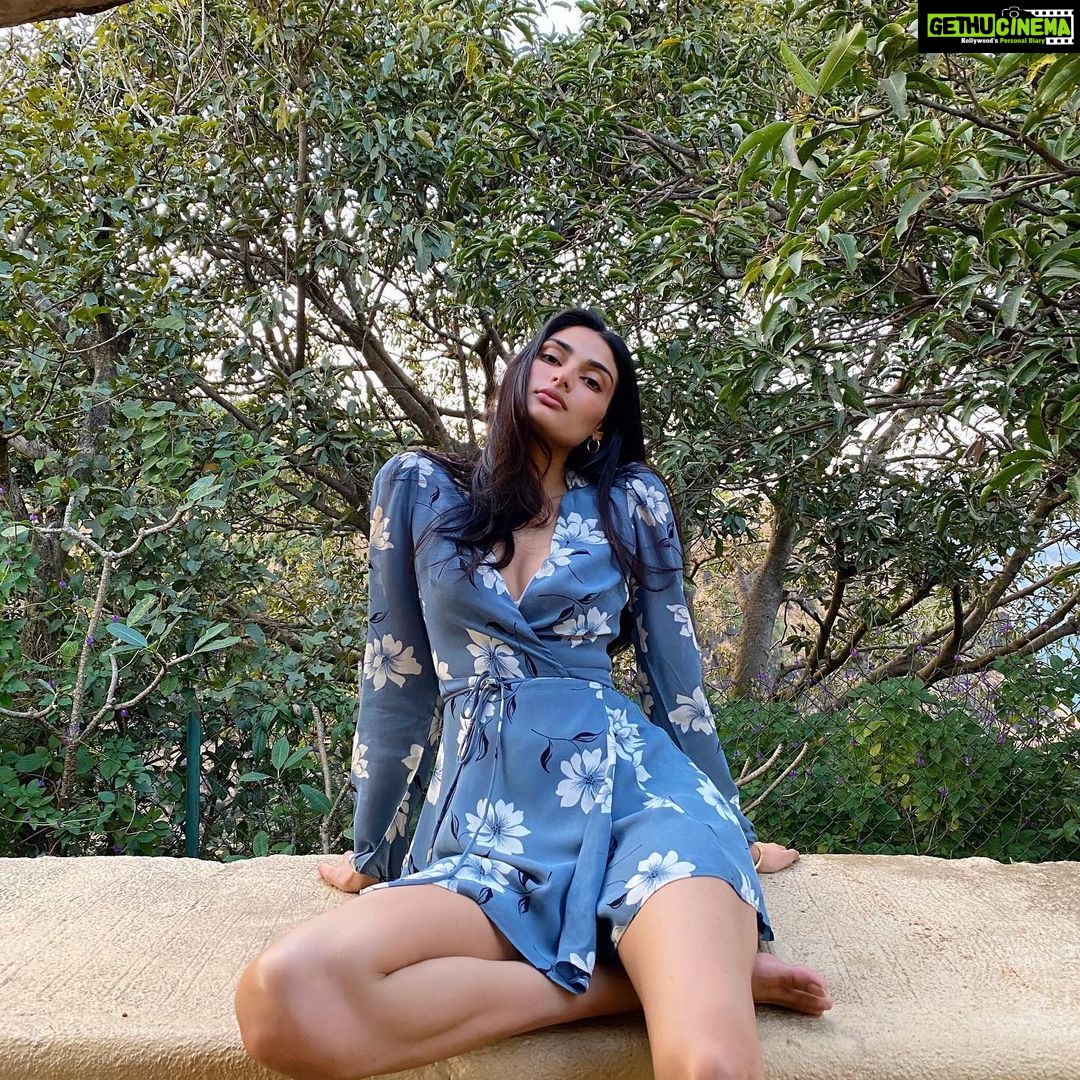 Athiya Shetty Instagram - in my own head, out of my mind