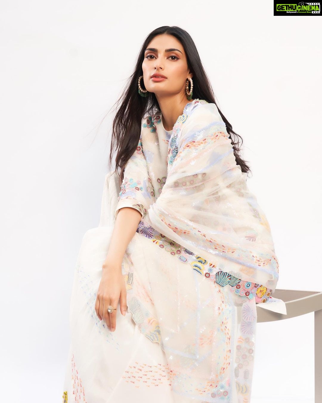 Athiya Shetty Instagram - दीपावली की बहुत बहुत शुभकामनाऐ 🤍
