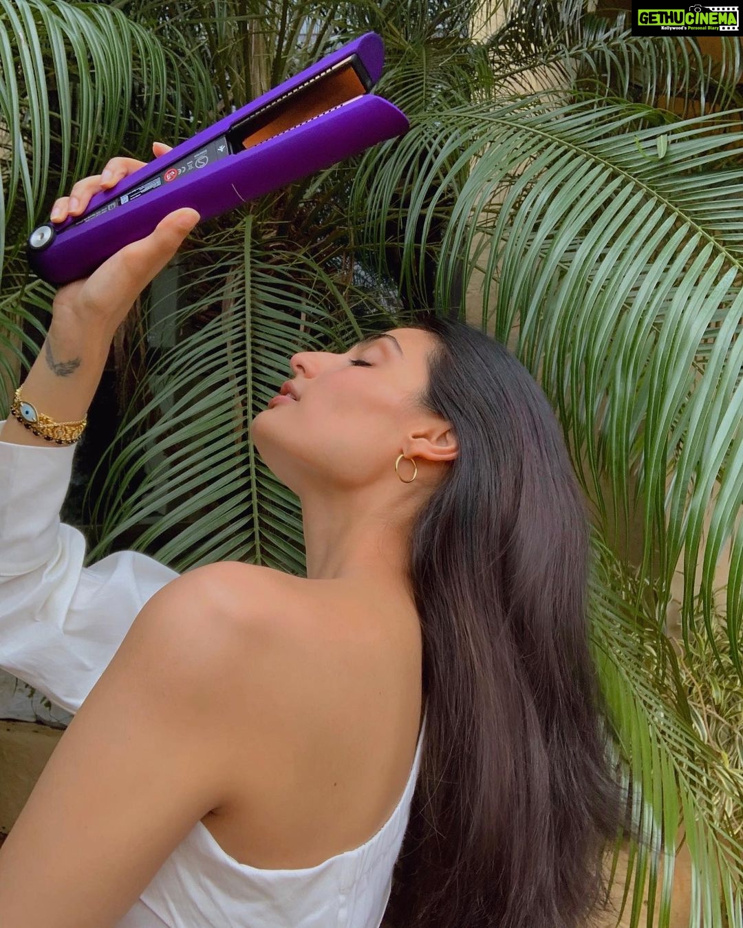 Athiya Shetty Instagram - i just tried the New Dyson Corrale π i love how easy it is to use, it does 50% less damage to the hair, it comes flight ready and itβs cordless. A new addition to my Everyday Essential π« @dyson_india #dysoncorrale