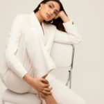 Athiya Shetty Instagram - I woke up like this - in ace eye-catchers by @johnjacobseyewear 👓 Sleek & minimal is the vibe of the season. Check out JJ’s Fall ‘22 edit to discover my autumn faves. #JohnJacobsXAthiyaShetty #JohnJacobsEyewear #FallCollection #FallCollection2022 #EyeFashion #NewLaunch
